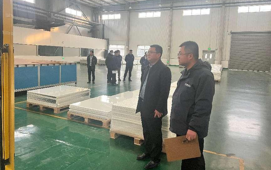 檢查過程中，城發(fā)集團副總經(jīng)理顧召萍，公司董事長羅漢峰.png