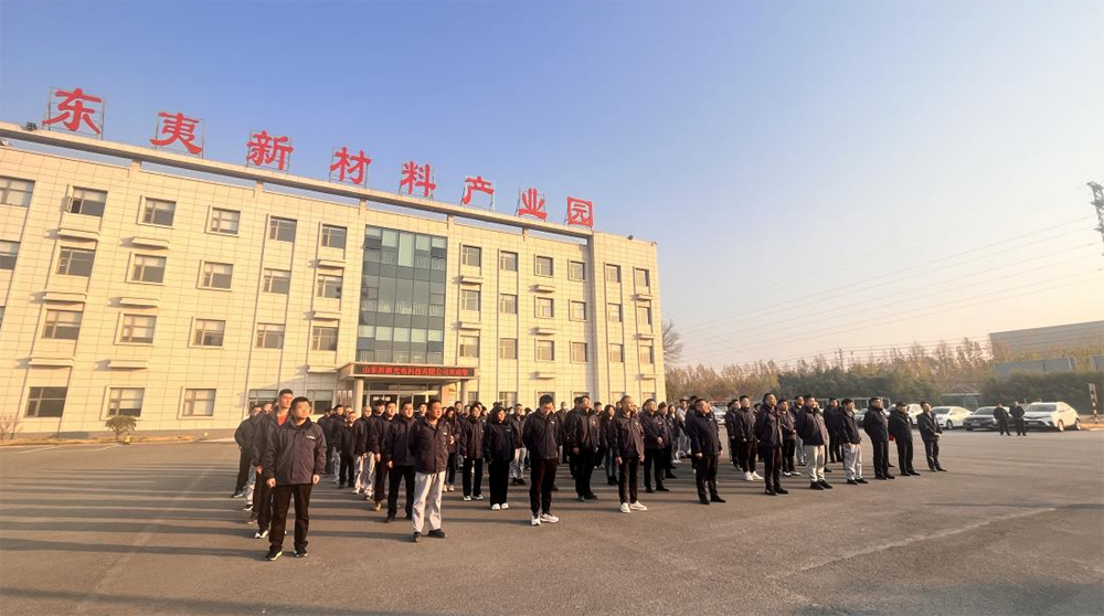 升旗儀式后，采購部優(yōu)秀員工扈洪利.png